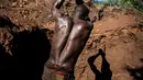 Seorang penambang liar sedang menggali untuk mencari emas dan batu ruby di tambang Gemfields di Montepuez, Mozambik (14/2). (AFP/John Wessels)