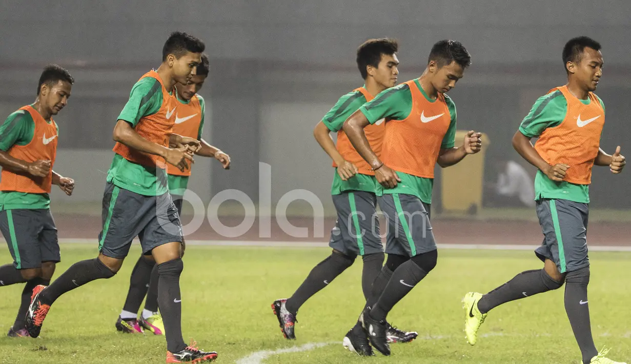 Para pemain Timnas Indonesia U-22 melakukan pemanasan sebelum melakukan latihan. Pada latihan uji lapangan ini sang pelatih, Luis Milla, hanya menggelar latihan ringan dan membahas taktik. (Bola.com/Vitalis Yogi Trisna)