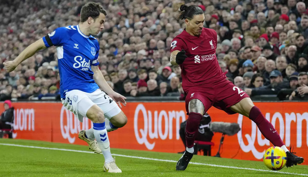 <p>Penyerang Liverpool, Darwin Nunez berusaha mengontrol bola dari kawalan bek Everton, Seamus Coleman selama pertandingan lanjutan Liga Inggris di stadion Anfield di Liverpool, Inggris, Selasa (14/2/2023). Kemenangan ini mengantar Liverpool naik ke posisi sembilan dengan 32 poin dari 21 laga. (AP Photo/Jon Super)</p>