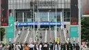 <p>Para penggemar Swift harus melalui metal detector untuk bisa masuk stadion itu dan hanya diperbolehkan membawa satu tas kecil. (JUSTIN TALLIS / AFP)</p>