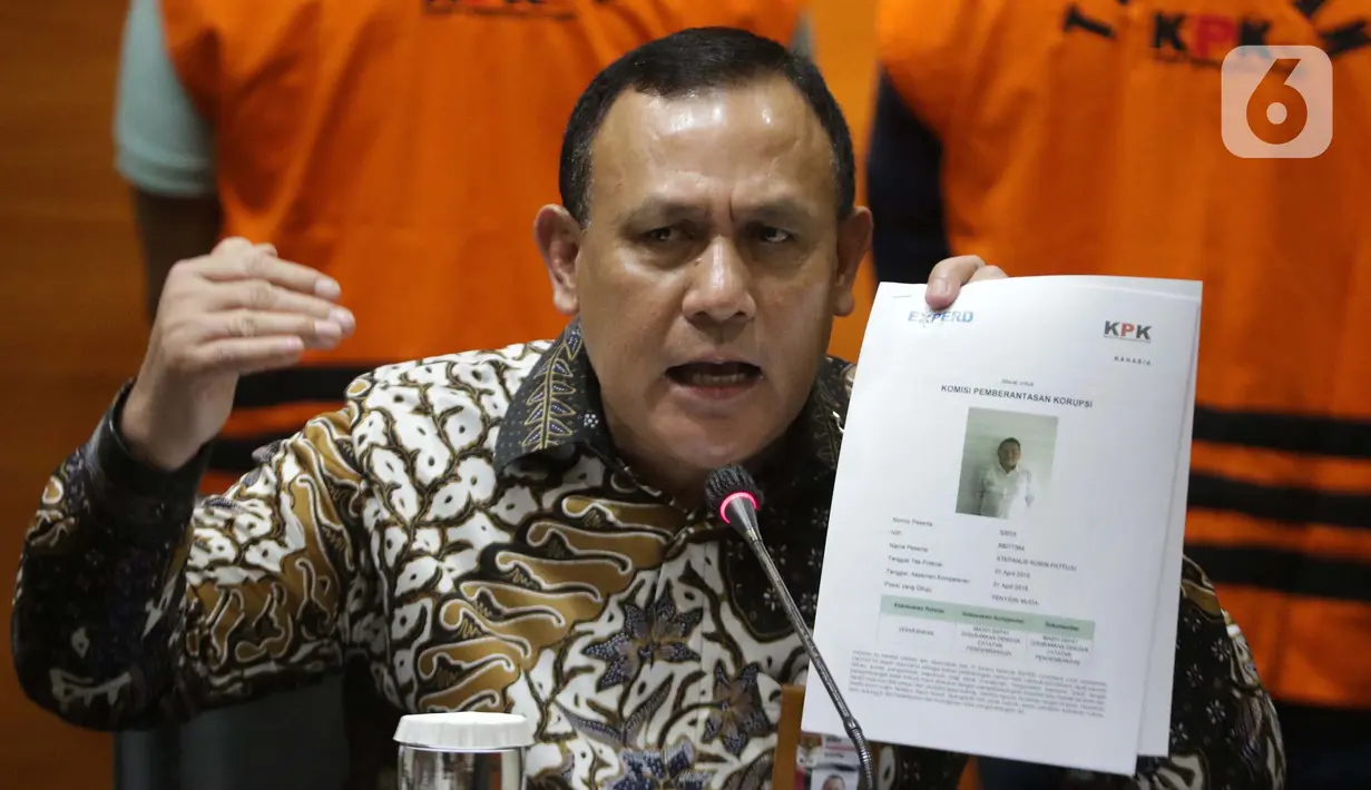 Ketua KPK Firli Bahuri menyampaikan keterangan terkait penahanan penyidik KPK, Stepanus Robin Pattuju di Gedung KPK, Jakarta, Kamis (22/4/2021). Stepanus ditahan sebagai tersangka dugaan penerimaan hadiah terkait penanganan perkara Wali Kota Tanjung Balai 2020-2021. (Liputan6.com/Helmi Fithriansyah)