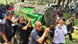 Iffet Veceha atau Bunda Iffet merupakan ibu kandung dari personel Slank Bimo Setiawan Almachzumi atau yang akrab disapa Bimbim. (Liputan6.com/Angga Yuniar)
