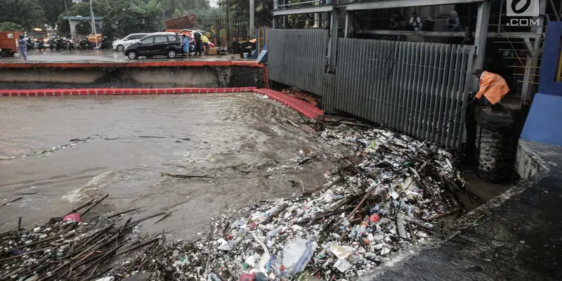 Volume Sampah di Pintu Air Manggarai Capai 200 Ton