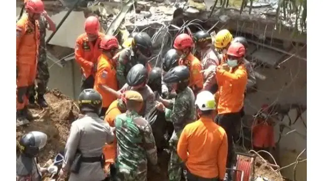 Tim gabungan kembali berhasil mengevakuasi 3 korban yang tertimbun longsor di Hotel Club Bali, di Kawasan Villa Kota Bunga, Desa Batulawang, Kecamatan Cipanas, Kabupaten Cianjur
