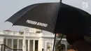 Jaringan Solidaritas Korban untuk Keadilan (JSKK) melakukan aksi Kamisan di depan Istana Merdeka, Jakarta, Kamis (20/12). Aksi Kamisan ini sudah masuk yang ke-567. (Liputan6.com/Immanuel Antonius)
