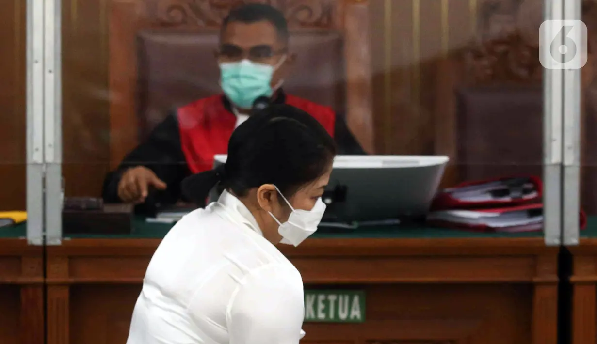 Terdakwa kasus dugaan pembunuhan berencana terhadap Brigadir Nofriansyah Yosua Hutabarat atau Brigadir J, Putri Candrawathi saat menjalani sidang lanjutan di Pengadilan Negeri Jakarta Selatan, Selasa (6/12/2022). Sidang tersebut beragendakan pemeriksaan saksi yang dihadirkan Jaksa Penuntut Umum (JPU), di antaranya enam terdakwa kasus perintangan penyidikan. (Liputan6.com/Herman Zakharia)