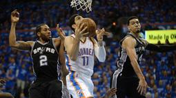 Pebasket OKC Thunder, Enes Kanter (11) dihadang para pemain San Antonio Spurs pada lanjutan NBA Playoffs game ke-6 semifinal wilayah barat di Chesapeake Energy Arena,Oklahoma City, (12/5/2016). (Mark D. Smith-USA TODAY Sports)