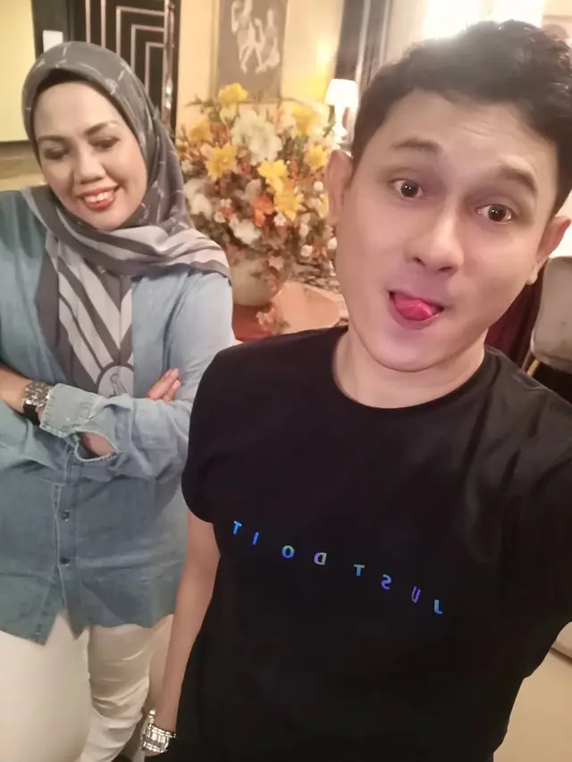 Dikabarkan Dekat, Ini 6 Momen Kebersamaan Elly Sugigi dengan Kiki Kanoe