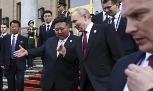 Presiden Rusia Vladimir Putin dan Pemimpin Korea Utara Kim Jong Un di Beijing, China, Rabu, (3/9/2025). (Dok. Alexander Kazakov, Sputnik, foto pool Kremlin via AP)&nbsp;&nbsp;