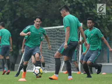 Pemain Timnas Indonesia U-23, Gavin Kwan Adsit (tengah) mengejar bola saat latihan di Lapangan A Kompleks GBK, Jakarta, Rabu (25/4). Latihan ini persiapan jelang laga PSSI Anniversary Cup dan Asian Games 2018. (Liputan6.com/Helmi Fithriansyah)