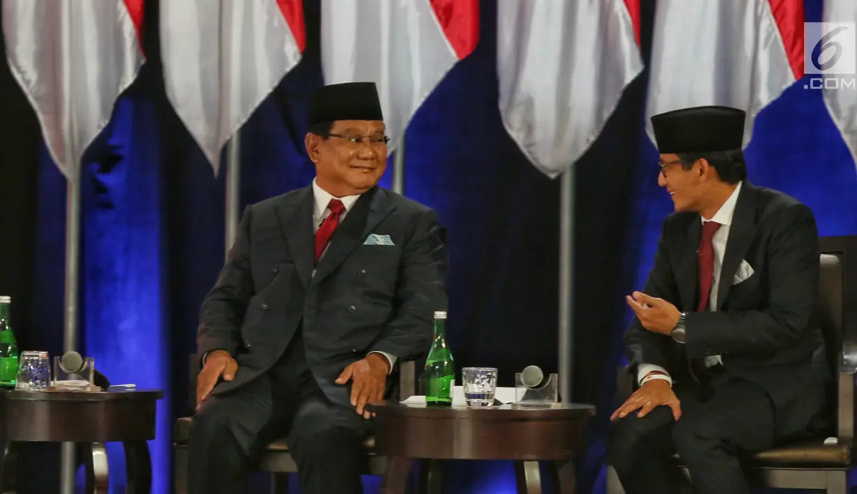 Capres dan Cawapres nomor urut 02 Prabowo Subianto-Sandiaga Uno berbincang sebelum memulai Debat Pilpres 2019 kelima di Jakarta, Sabtu (13/4). Debat kelima merupakan debat terakhir yang mengambil tema Ekonomi, Kesejahteraan Sosial, Keuangan dan Investasi. (Liputan6.com/Johan Tallo)