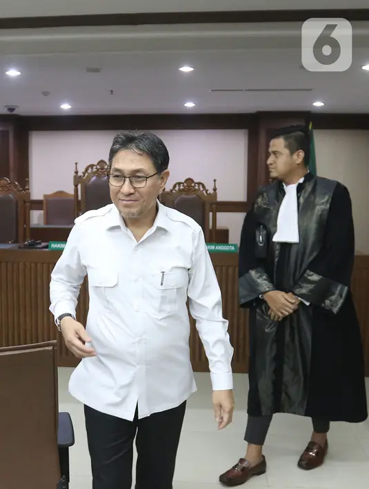 Mantan Anggota DPR, Sukiman meninggalkan ruangan usai menjalani sidang dakwaan di Pengadilan Tipikor, Jakarta, Kamis (26/12/2019). Sukiman didakwa menerima uang dari Natan Pasomba saat menjabat Plt Kadis PUPR Pegunungan Arfak, Papua Barat. (Liputan6.com/Herman Zakharia)