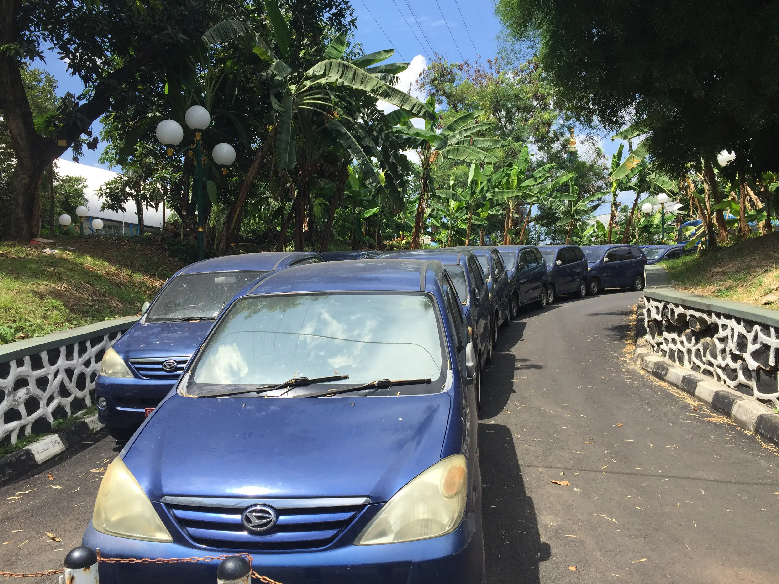 Puluhan mobil berpelat merah terparkir tanpa perawatan di halaman belakang Gedung DPR. (Liputan6.com/Devira Prastiwi)