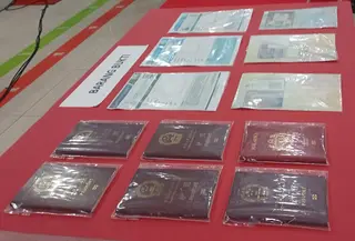 Barang Bukti sejumlah Paspor 6 WNA China Malaysia yang tertangkap dalam Operasi Wira Waspada di Batam.