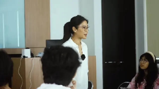 Dian Sastrowardoyo saat menjadi dosen di Vokasi Universitas Indonesia. (Foto: Instagram/therealdisastr)