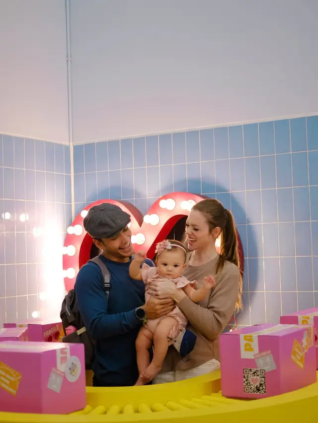 Tiga Tahun Menikah, Ini 7 Pemotretan Randy Pangalila Bersama Istri dan Anak