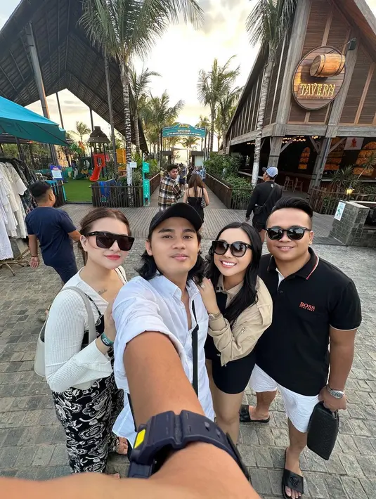 Penampilannya dipadukan dengan shoulder bag warna putih senada dengan topnya. Tak ketinggalan kacamata hitam untuk melindunginya dari sinar matahari. [Instagram/nathalieholscher]