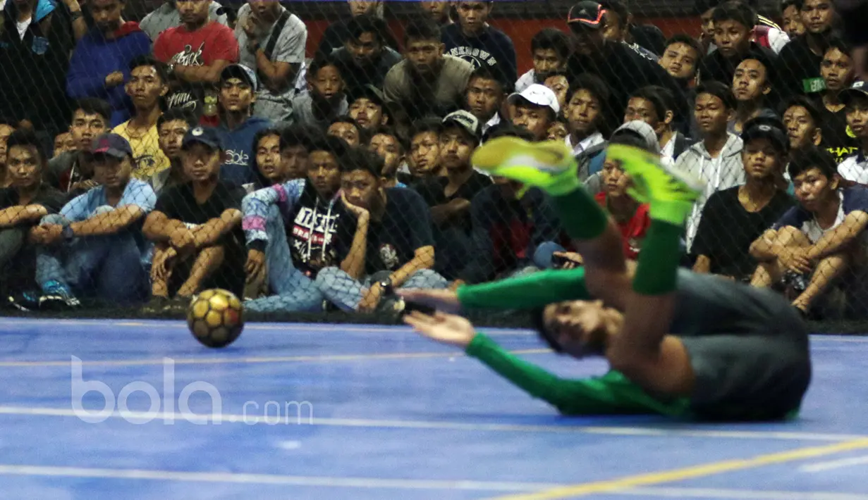 Penonton yang juga pelajar tengah serius menyaksikan Timnas Futsal Indonesia melawan Blacksteel Manokwari pada laga uji coba jelang AFF Championship 2017 Thailand di Tifosi Sport Center, Selasa (16/1/2016). Timnas menang 8-6. (Bola.com/Nicklas Hanoatubun)