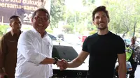 Menteri Komunikasi dan Informatika, Rudiantara berjabat tangan dengan pendiri sekaligus CEO Telegram, Pavel Durov setibanya di kantor Kemenkominfo, Jakarta, Selasa (1/8). (Liputan6.com/Angga Yuniar)