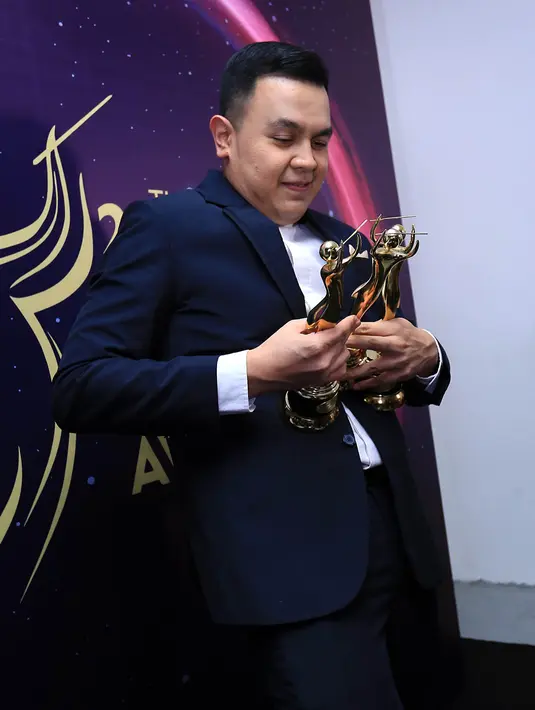 Rasa syukur tentunya dipanjatkan oleh solois Tulus yang berhasil menyabet tiga piala kemenangan. Tulus kembali membuktikan kepiawaiannya menjadi musisi di industri musik Indonesia. (Deki Prayoga/Bintang.com)