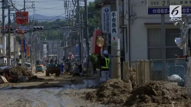 Korban tewas akibat banjir bandang disertai tanah longsor di Jepang, yang disebabkan hujan deras selama sejak pekan lalu terus meningkat..