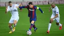 Penyerang Barcelona, Lionel Messi, berebut bola dengan gelandang Ferencvaros, Eldar Civic, pada matchday 1 Grup G Liga Champions 2020/2021 di Camp Nou, Rabu (21/10/2020) dini hari WIB. Barcelona menang 5-1 atas Ferencvaros. (AFP/Lluis Gene)