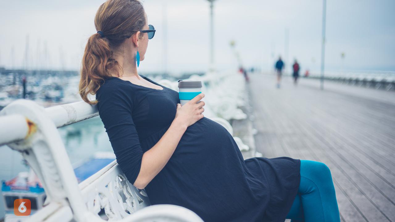 Ilustrasi Ibu Hamil Minum Kopi (iStockphoto)