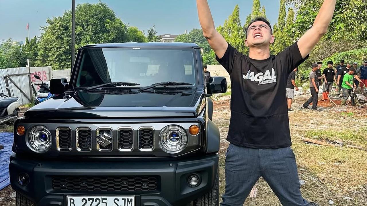 Potret Raffi Ahmad Potong Sapi Kurban Pakai Golok Khusus Bertuliskan Nama Sendiri