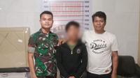 Anggota TNI dari Kodam 1 Bukit Barisan mengamankan seorang yang membawa senjata tajam yang diduga saat akan melakukan aksi pembegalan. Foto: Dok. Penerangan Kodam 1 Bukit Barisan