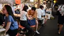 Orang-orang berkumpul di "izakaya", sebuah bar tradisional Jepang, pada malam hari di Tokyo, 4 September 2020. Interior tempat ini biasanya dari kayu, yang semakin menambah kesan tradisional. (Photo by Charly TRIBALLEAU / AFP)