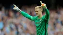 5. Joe Hart - Tahun ini penampilannya semakin matang, dirinya berhasil tidak kebobolan dalam 15 kali pertandingan Liga Inggris bersama Manchester City. Namun kadang kiper asal Inggris itu masih belum terlalu stabil. (EPA/Peter Powell)