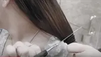 Momen saat Prilly Latuconsina memotong rambutnya dengan gunting dapur (Dok.YouTube/Prilly Latuconsina)
