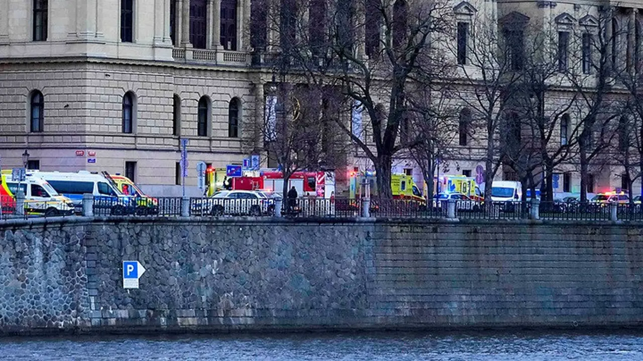 Petugas polisi mengamankan lokasi pasca penembakan di pusat kota Praha, Republik Ceko, Kamis (21/12/2023).