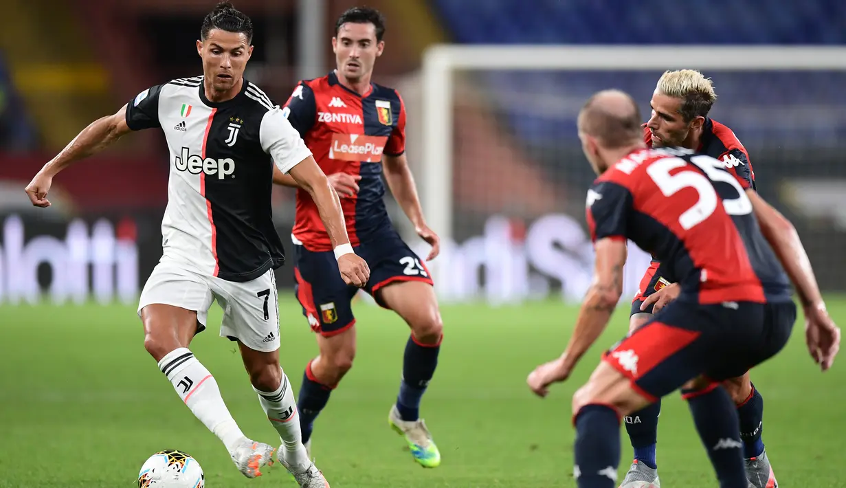 Penyerang Juventus, Cristiano Ronaldo, berebut bola dengan pemain Genoa pada laga lanjutan Serie A di Stadion Luigi Ferraris, Rabu (1/7/2020) dini hari WIB. Juventus menang 3-1 atas Genoa. (AFP/Miguel Medina)