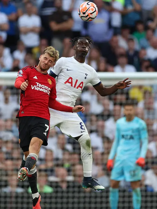 <p>Gelandang Tottenham Hotspur #08 Yves Bissouma menyundul bola dengan gelandang Manchester United #07 Mason Mount pada laga pekan kedua Premier League 2023/2024 di Tottenham Hotspur Stadium, Sabtu (19/8/2023) malam WIB. (Photo by Adrian DENNIS / AFP)</p>