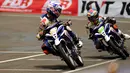 Reynaldo Ratukore (depan) memastikan lawan terdekatnya di race pertama seri 1 Indoprix, Minggu (27/4/2014). (Liputan6.com/Helmi Fithriansyah)