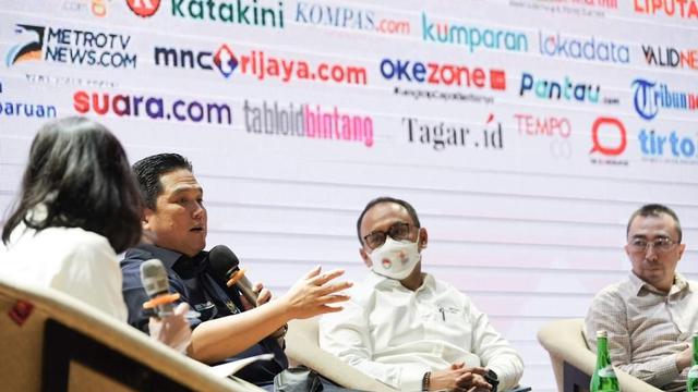 Menteri Badan Usaha Milik Negara (BUMN) Erick Thohir dalam seminar Asosiasi Media Siber Indonesia (AMSI) bertajuk "Menuju Masyarakat Cashless" di Auditorium Perpustakaan Nasional, Jakarta, Rabu (3/8/2022).