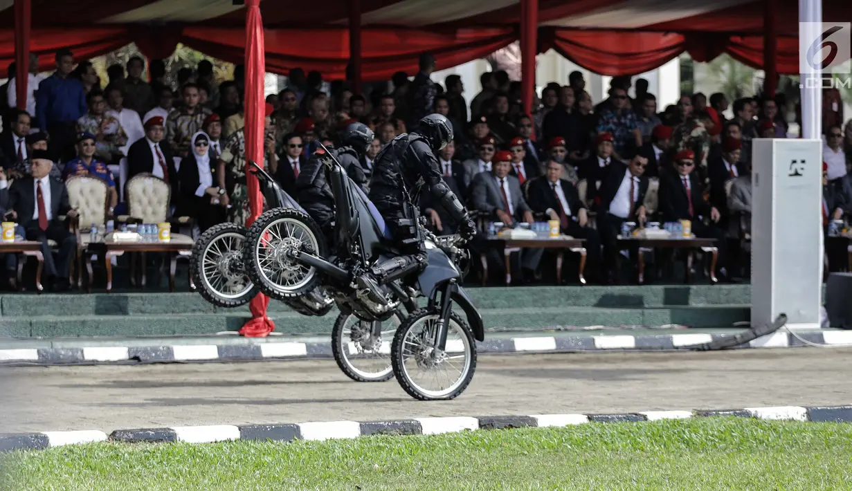 Atraksi kendaraan roda dua mengawali upacara penyerahan pasukan satuan Kopassus di Lapangan Mako Kopassus, Jakarta, Jumat (23/3). Pasukan diserahkan dari Danjen Kopassus yang lama Mayjen TNI Madsuni ke Mayjen TNI Eko Margiyono (Liputan6.com/Faizal Fanani)