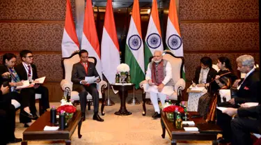 Presiden Joko Widodo (Jokowi) melakukan pertemuan bilateral dengan PM India Narendra Modi di Hotel Taj Diplomatic Enclave, New Delhi, Kamis (25/1). Pertemuan tersebut dilakukan setelah menghadiri KTT ASEAN-India. (Liputan6.com/Pool/Biro Pers Setpres)