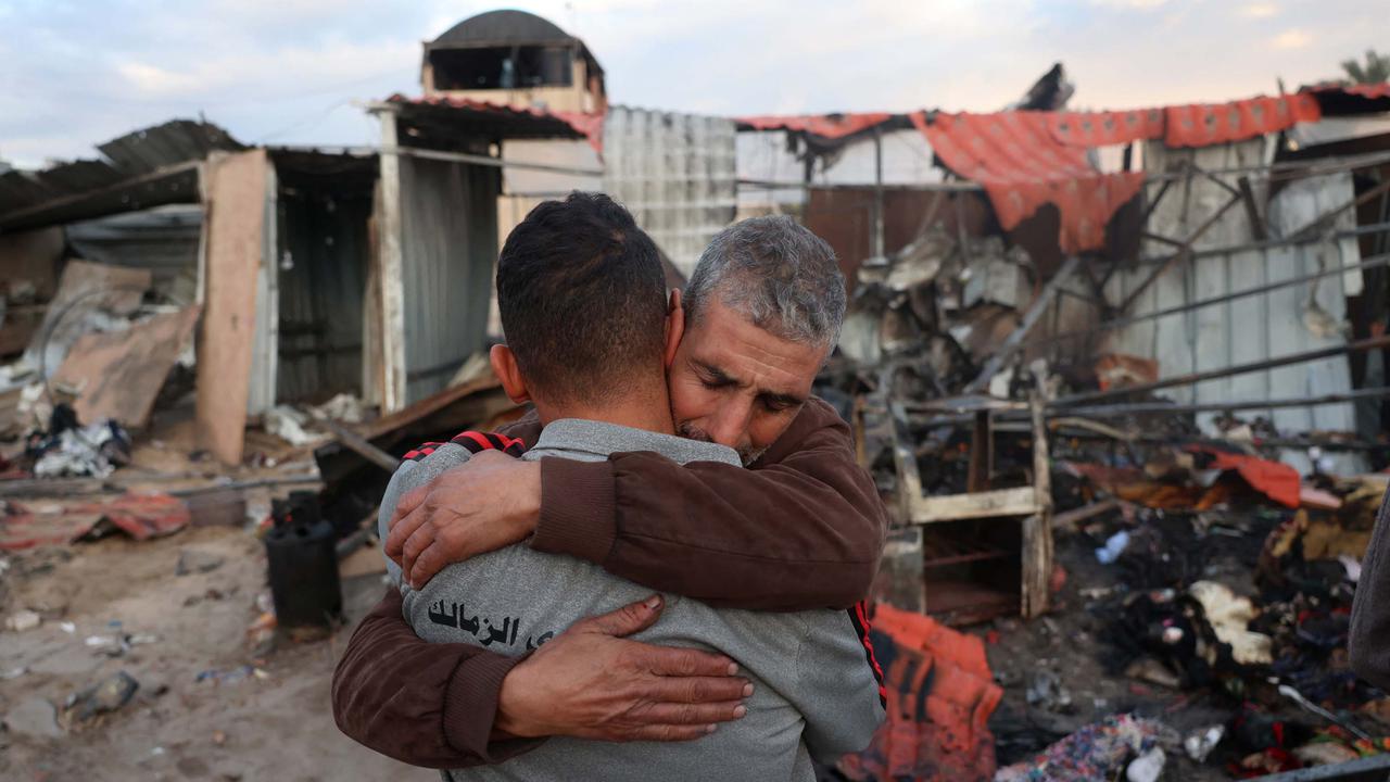 Serangan Israel Hanguskan Kamp Pengungsi Palestina di Al-Mawasi Gaza