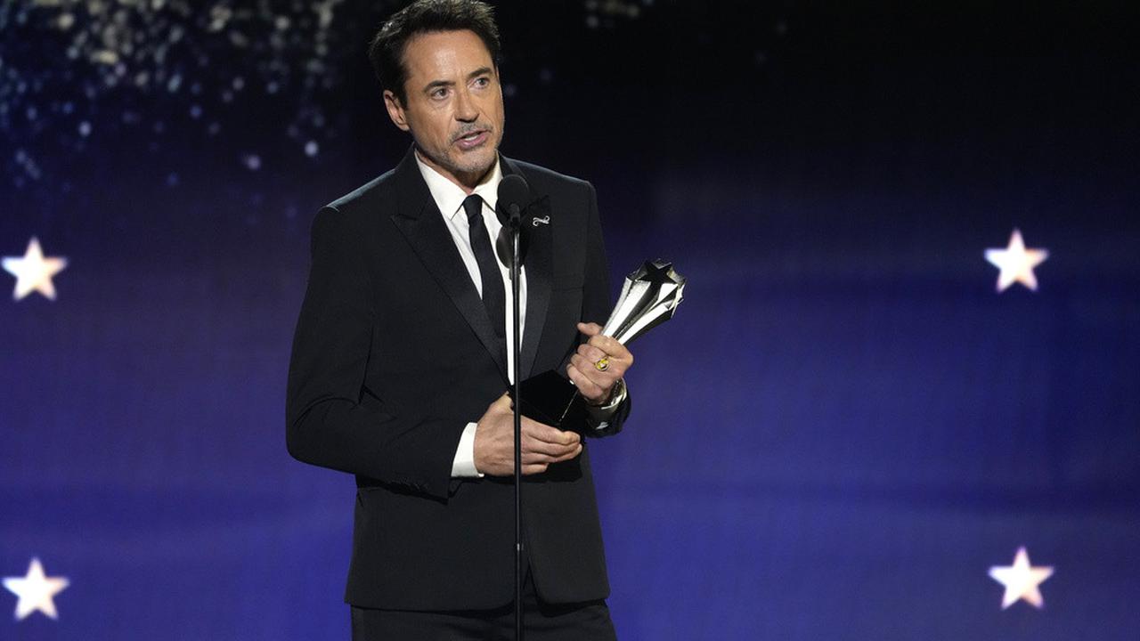 Robert Downey Jr. dalam Critics Choice Awards 2024. (AP Photo/Chris Pizzello)