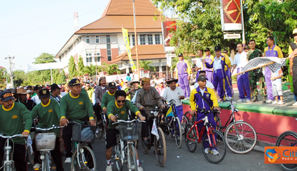 Dalam rangka HUT TNI yang ke 66 jajaran Kodim 0715/Kendal menggelar Sepeda Santai bertempat di Alun Alun Kendal pada, Minggu (25/9).