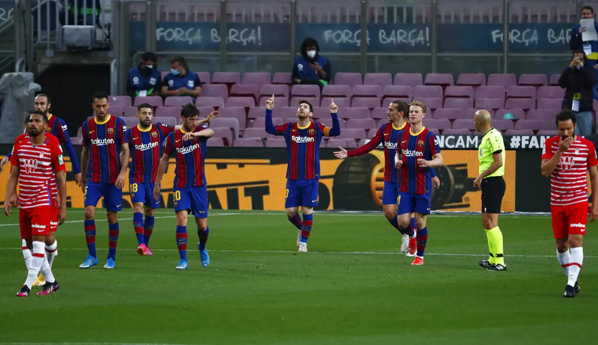 Pemain Barcelona Lionel Messi (tengah) melakukan selebrasi bersama rekan-rekan setimnya usai mencetak gol ke gawang Granada pada pertandingan La Liga di Stadion Camp Nou, Barcelona, Spanyol, Kamis (29/4/2021). Barcelona kalah 1-2. (AP Photo/Joan Monfort)