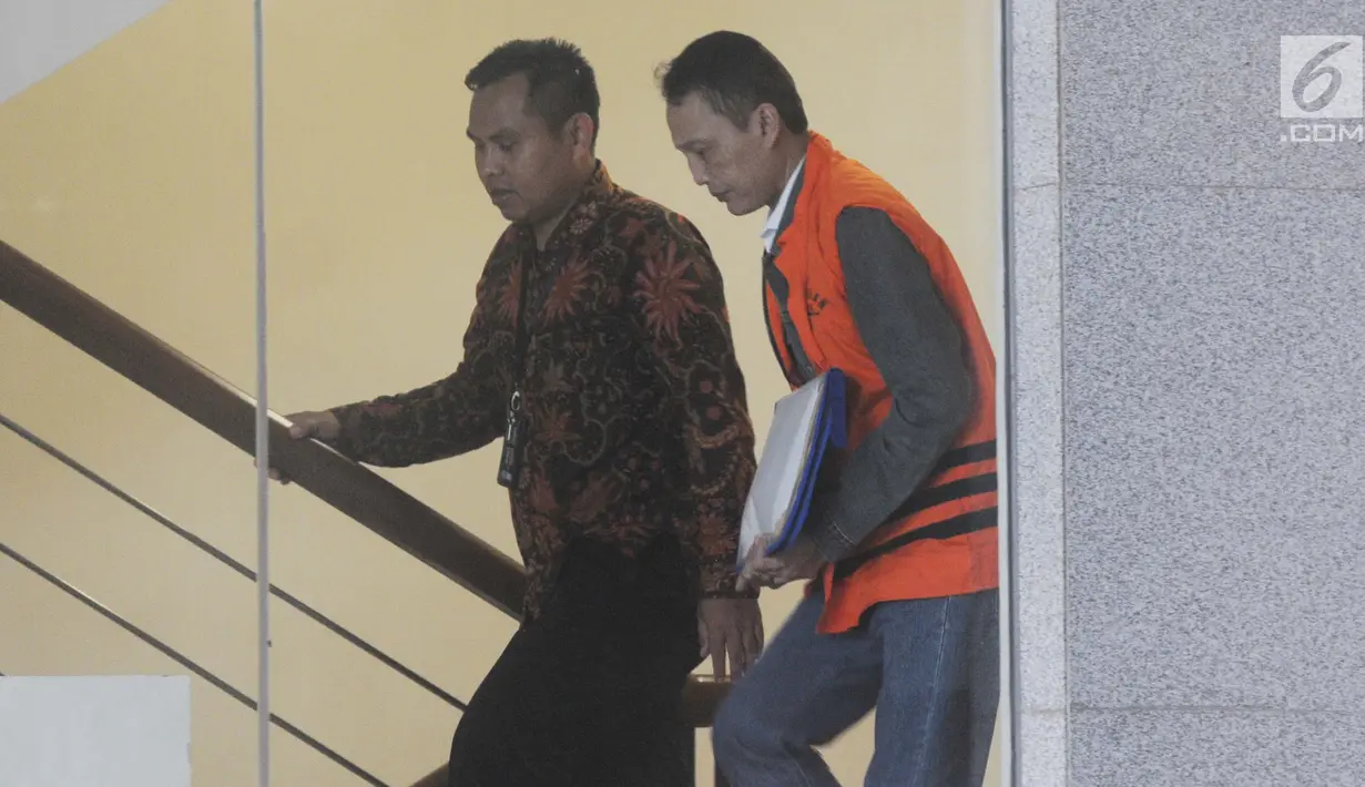 Direktur Teknologi dan Produksi PT Krakatau Steel, Wisnu Kuncoro akan menjalani pemeriksaan lanjutan di Gedung KPK, Jakarta, Rabu (24/4). Penyidik mengahdirkan empat tersangka terkait kasus dugaan suap proyek pengadaan barang dan jasa di PT Krakatau Steel Tbk. (merdeka.com/Dwi Narwoko)