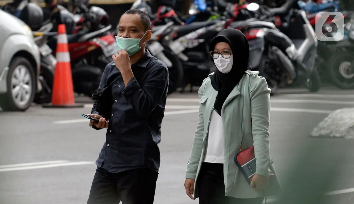 Ketua Unit Layanan Pengadaan Bakamla, Leni Marlena (kanan) usai menjalani pemeriksaan terkait kasus pengadaan perangkat transportasi informasi terintegrasi atau "Backbone Coastal Surveillance System" pada Bakamla RI Tahun 2016 di KPK, Jakarta, Kamis (11/6/2020). (merdeka.com/Dwi Narwoko)