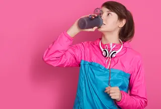 Ilustrasi Menggunakan Botol Minum Credit: freepik.com