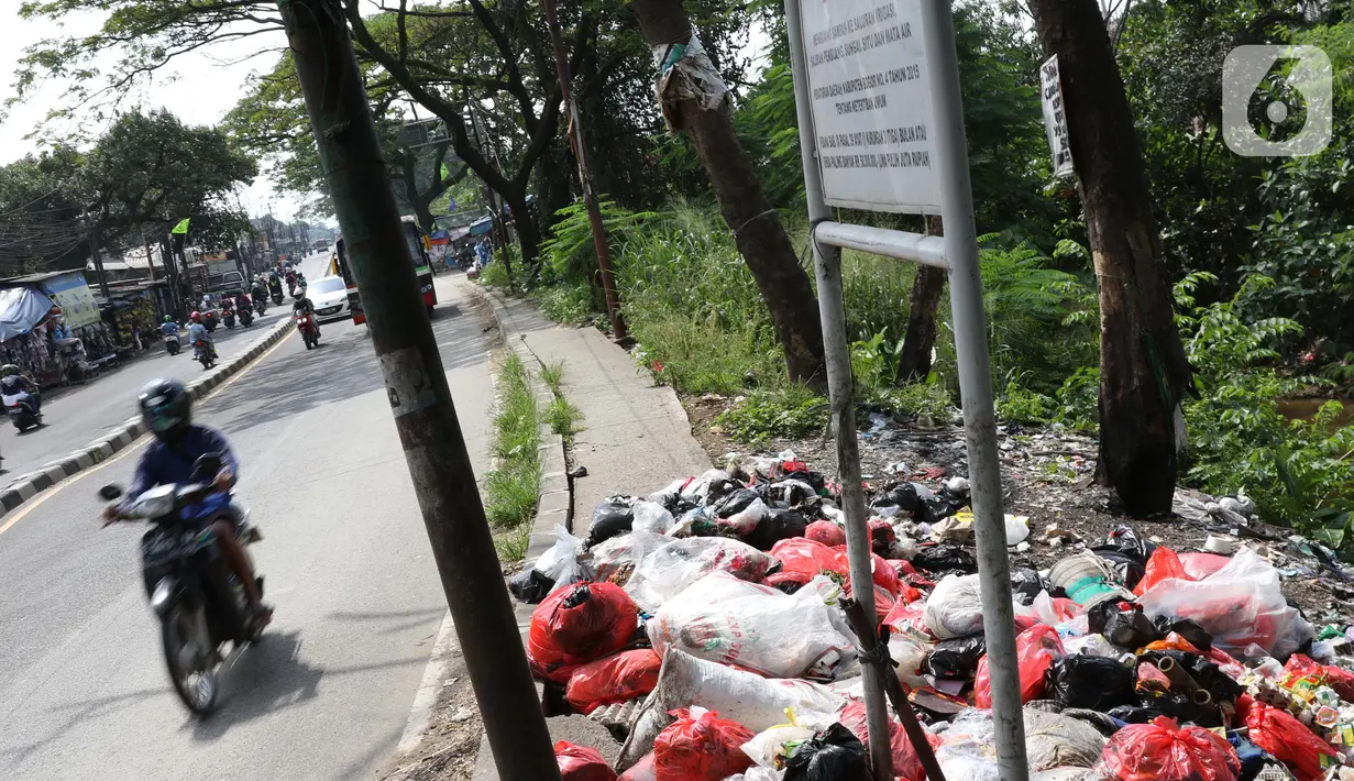 Tumpukan sampah menumpuk didekat Pasar Induk Cikema, Jalan Raya Bogor, Kabupaten Bogor, Senin (1/6/2020). Minimnya lokasi penampungan sampah semenatara dan kesadaran warga untuk membuang sampah pada tempatnya menjadikan area ini kerap dipenuhi timbunan sampah. (Liputan6.com/Helmi Fihtriansyah)