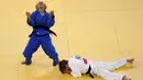 Odette Giuffrida dari Italia (kiri) bereaksi setelah mengalahkan Reka Pupp dari Hongaria dalam pertandingan judo medali perunggu kelas 52kg putri Olimpiade Tokyo 2020, di Tokyo pada 25 Juli 2021. AP Photo/David Goldman)