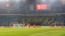 Suporter Persija Jakarta, Jakmania membentuk koreografi sebagai bentuk dukungan saat menyaksikan laga pekan pertama BRI Liga 1 2023/2024 antara Persija Jakarta menghadapi PSM Makassar di Stadion Utama Gelora Bung Karno (SUGBK), Senayan, Jakarta, Senin (3/7/2023). (Bola.com/M Iqbal Ichsan)