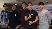  Para personil band lyla berpose pada saat  launching album di restoran cepat saji, jakarta, jumat (23/10/2015). (Liputan6.com/Herman Zakharia)